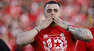 Красива, висока и даже ПО-ГОЛЯМА: Карлос Насар показа новата си приятелка (СНИМКИ)