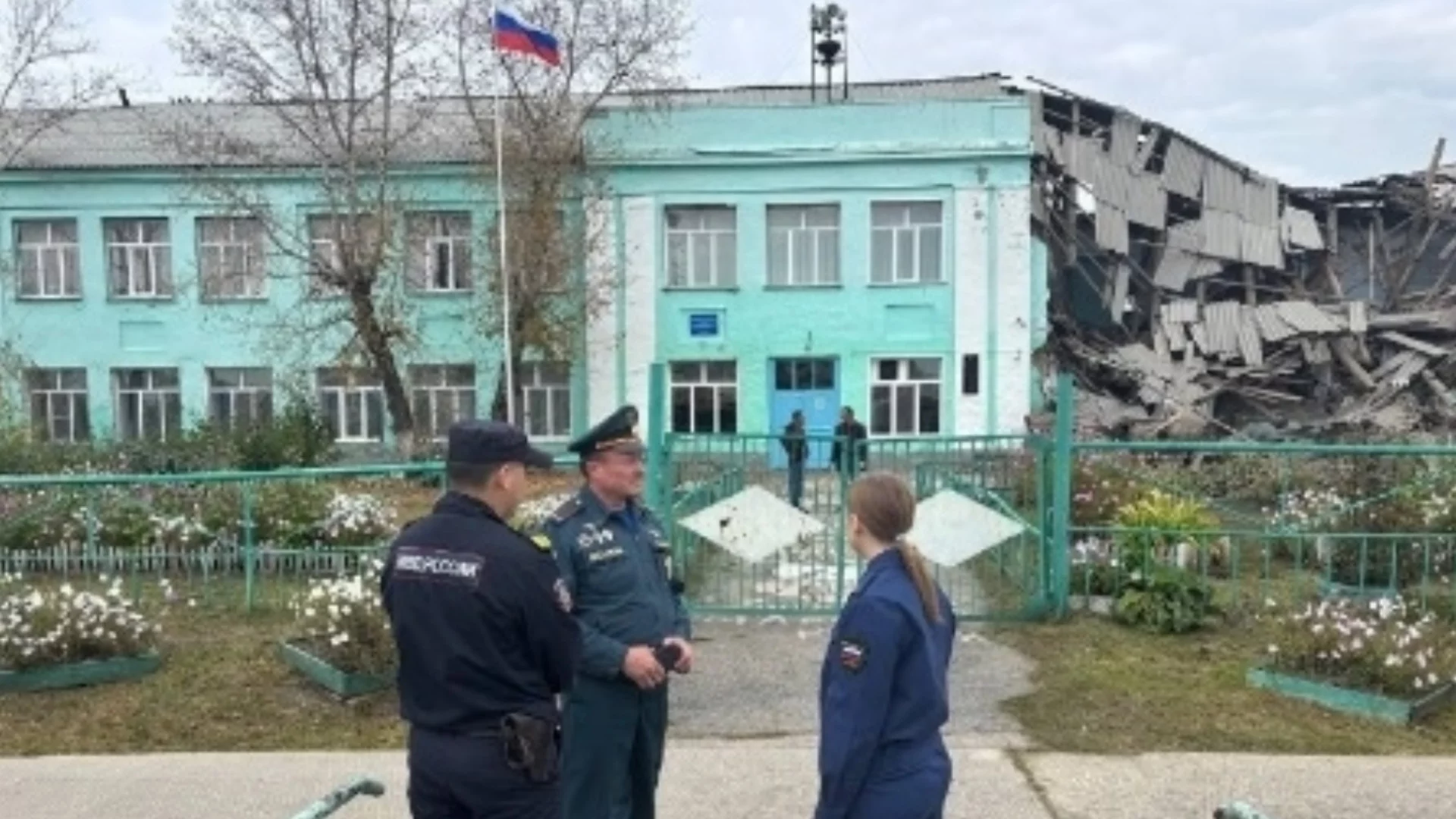 Масово бягство от час по сглобяване на АК-47 спаси от сигурна смърт куп руски младежи: Училището рухна (ВИДЕО)