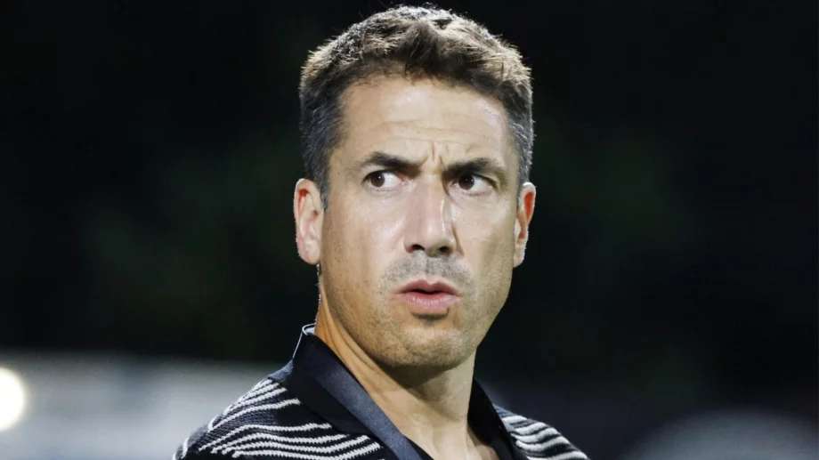 Хулио Веласкес развя метлата, големите промени в Левски започват