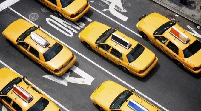 Защо такситата са жълти на цвят в повечето страни по света