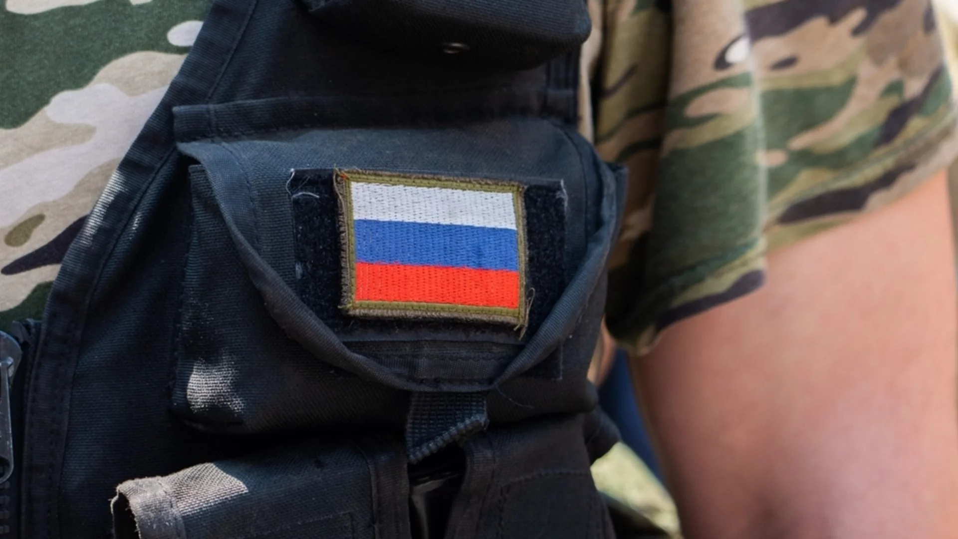 Убивайте наред!: ВИДЕО как руски военни взимат за заложник украинско момиченце, за да се прикриват