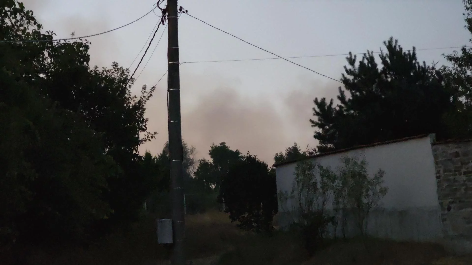 Пожар в бивша рафинерия евакуира хората в Плевен