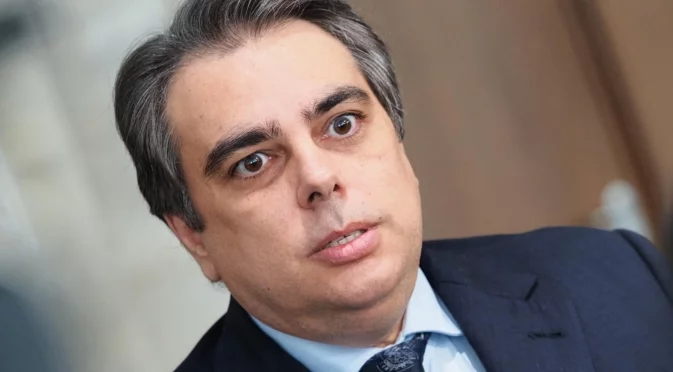 "АЛДЕ знаят що за животно е това": Асен Василев за Пеевски, напомни и за кабинета "Орешарски" (ВИДЕО)