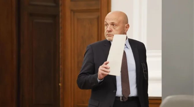 "Няма тема като 6 млрд.": Дончев отрече да има риск за парите по ПВУ заради Коцев
