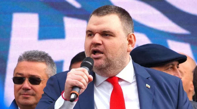 "Да, България": Има 100 млн. лв. разлика в обявените доходи на Пеевски (ВИДЕО)