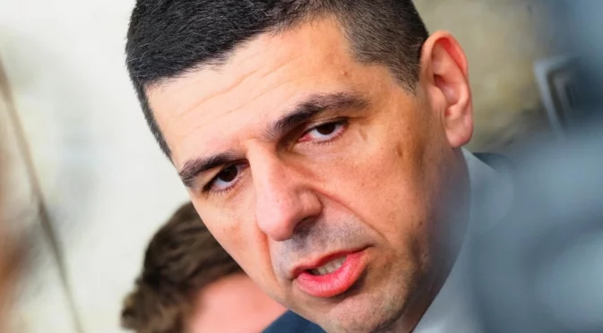 "Росен Желязков е затиснат в сандвич": Мирчев за Борисов, Пеевски и властта (ВИДЕО)