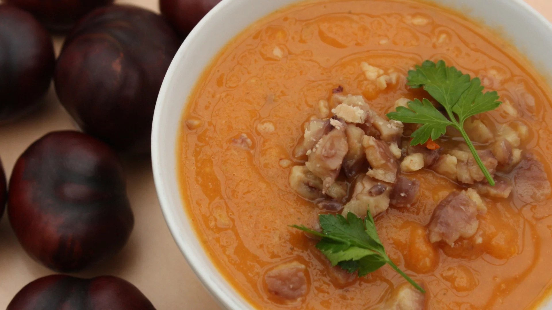 С тази крем супа от кестени идва вкуса на есента