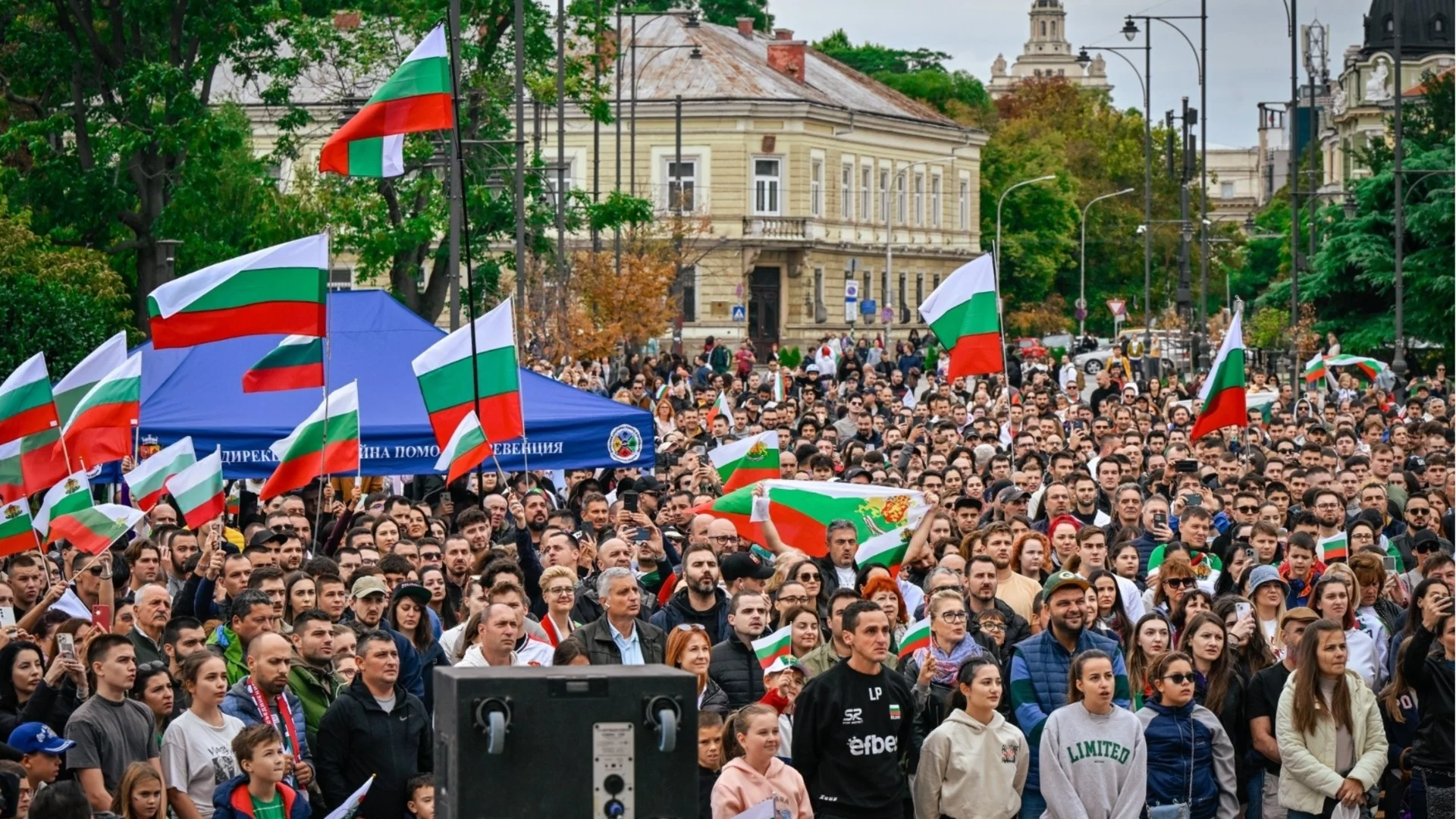 Пълни площади, стадиони и паркове: България е с волейболните ни национали по целия свят (СНИМКИ и ВИДЕО)