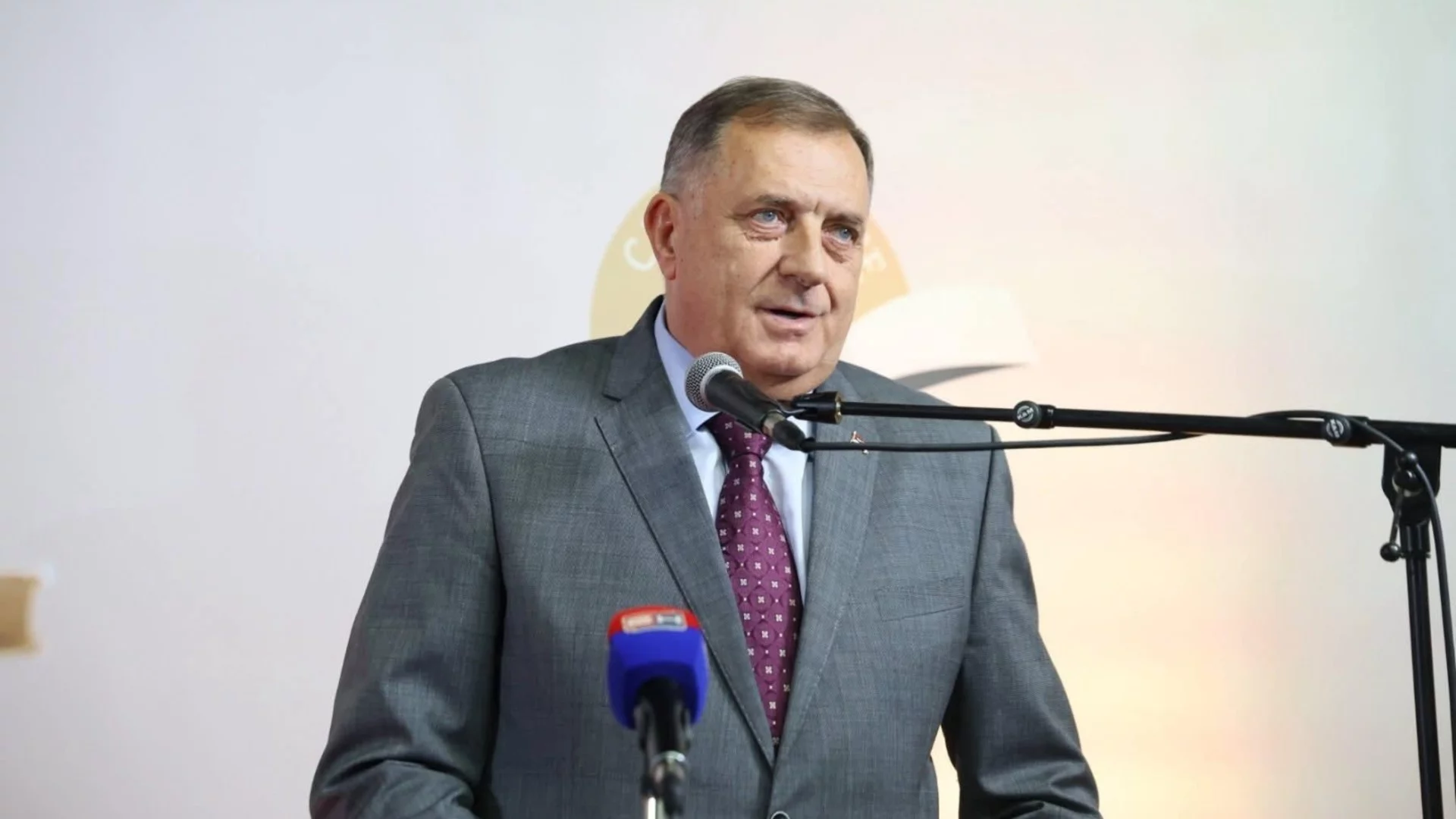 Партията на Додик се гласи да участва в президентските избори, той пак стяга куфари за Русия