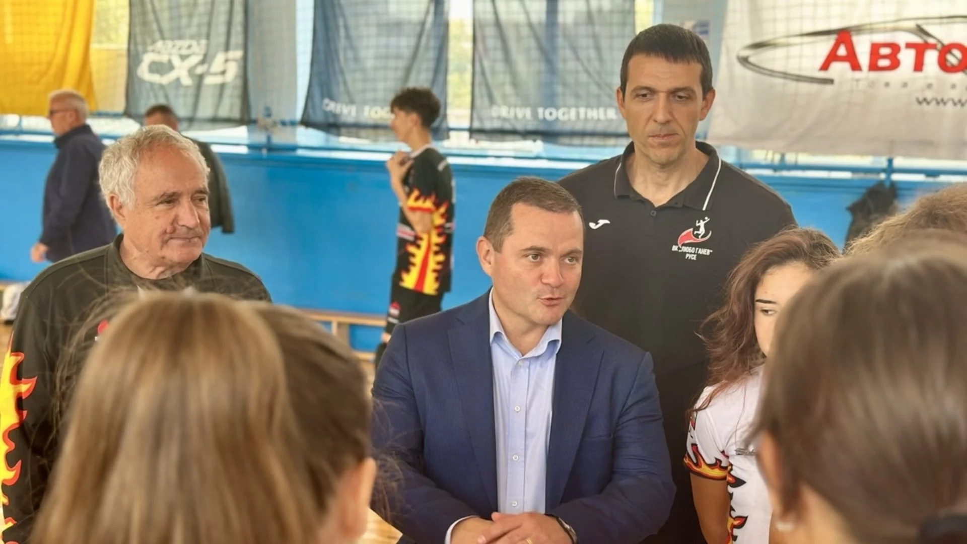 Зала „Ялта“ в Русе бе арена на двудневната волейболна надпревара „За купата на кмета“