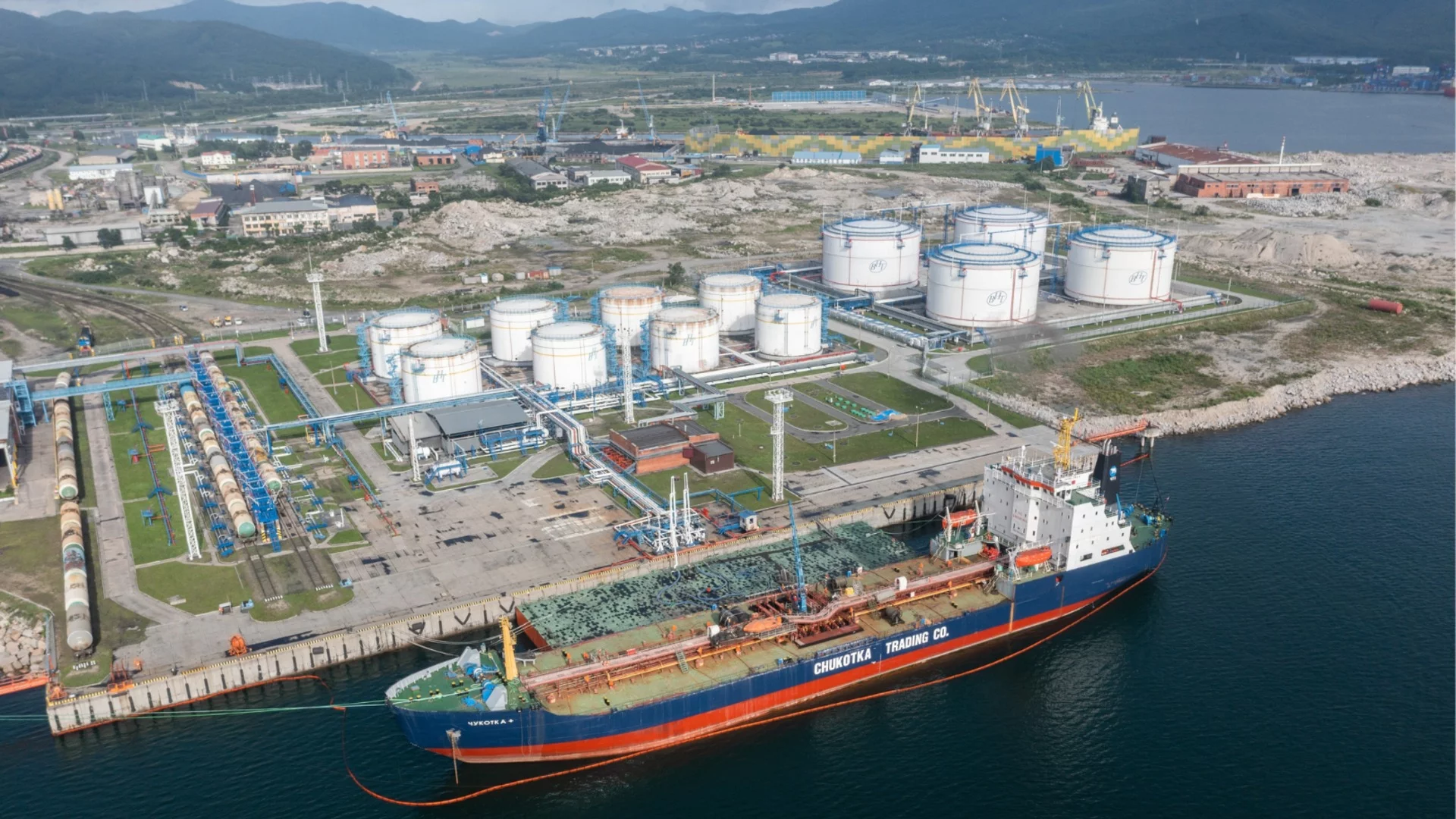 Любимо на украинските дронове нефтохранилище в Крим пламна заради "заваръчни работи" (ВИДЕО, СНИМКИ)
