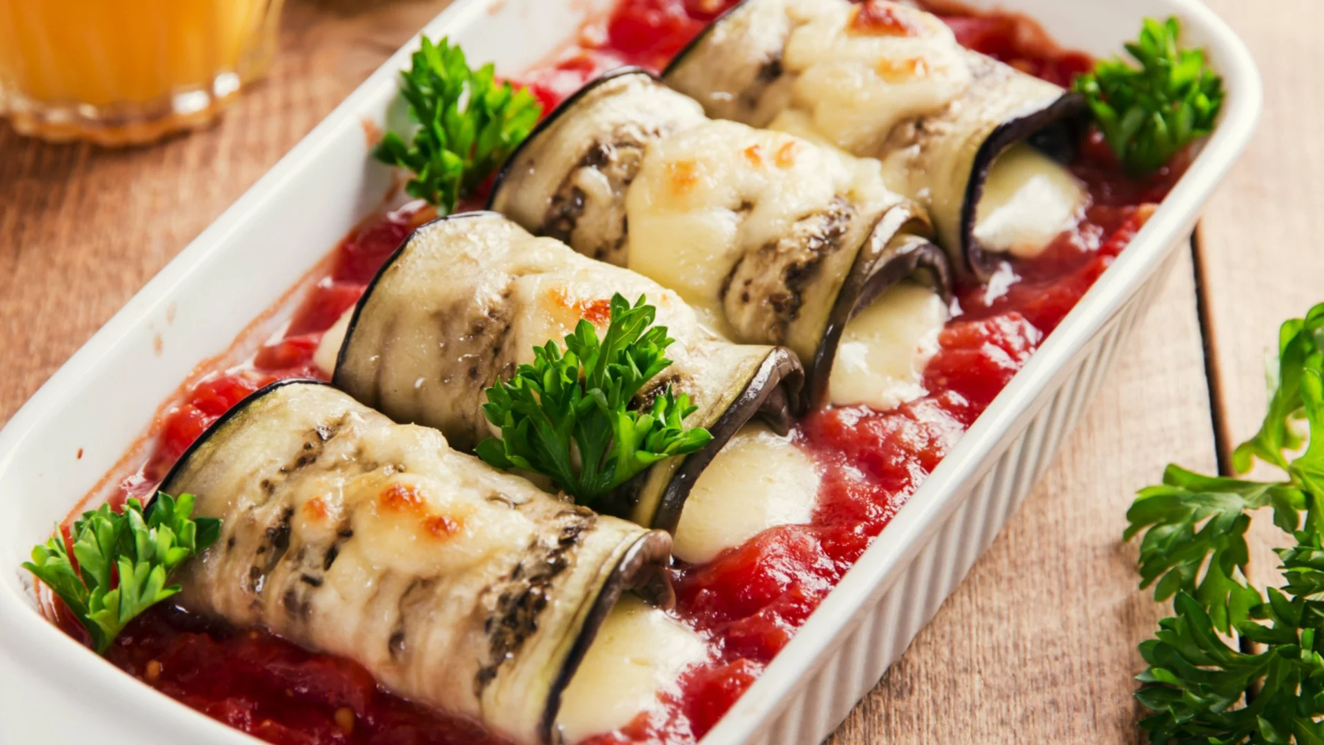 Вкусни рулца от патладжан на фурна: Рецептата, от която ще си оближете пръстите