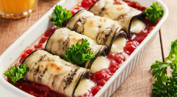 Вкусни рулца от патладжан на фурна: Рецептата, от която ще си оближете пръстите