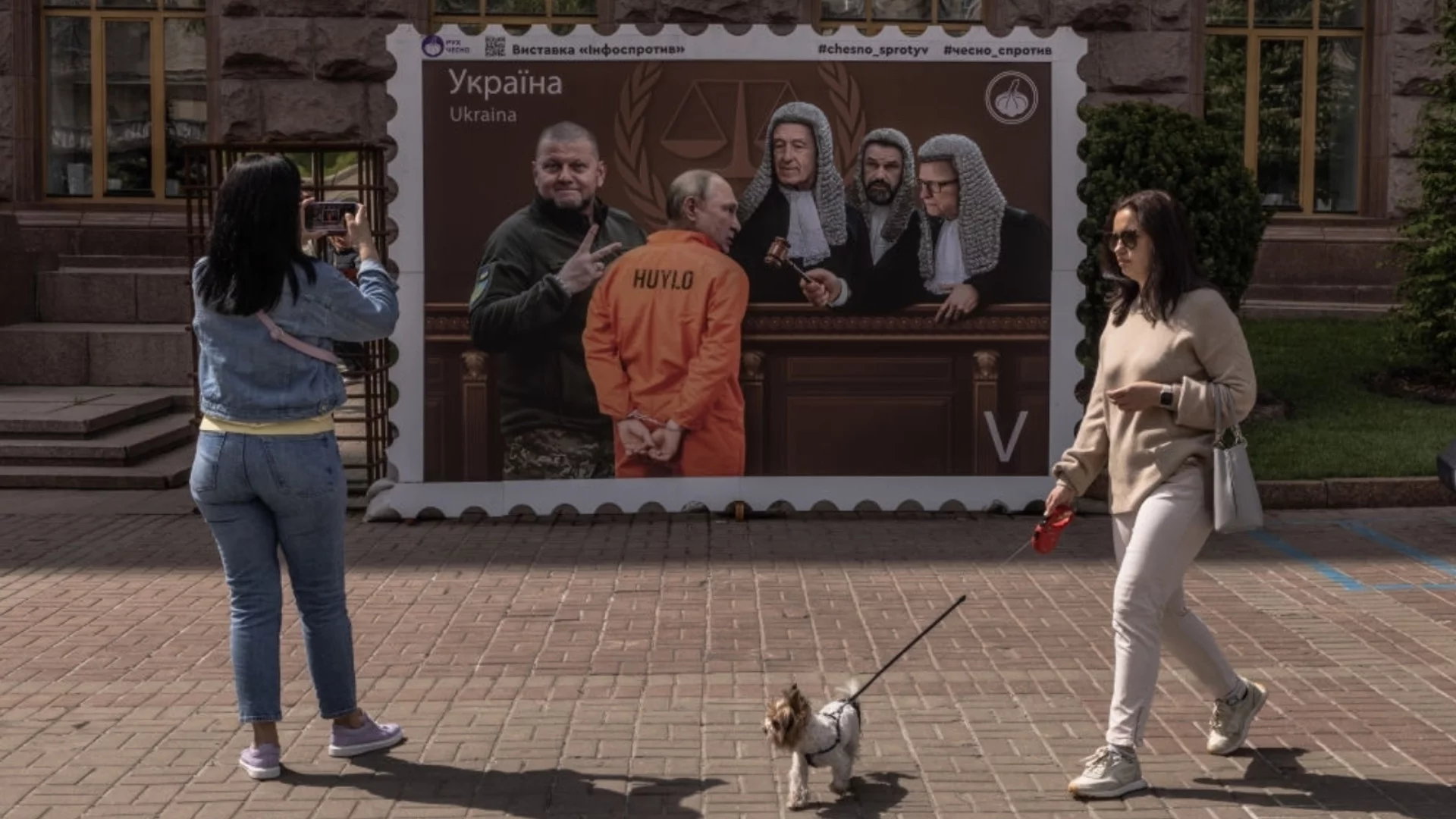 В Москва: Изрисуваха чешкото посолство с нецензурно трибуквие. Дипломат: Портрети на Путин се появиха на сградата (СНИМКИ)