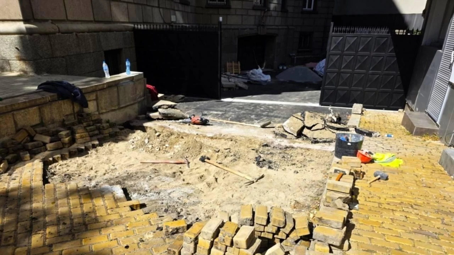 Сезираха прокуратурата заради колчетата, сложени около парламента, заради Пеевски