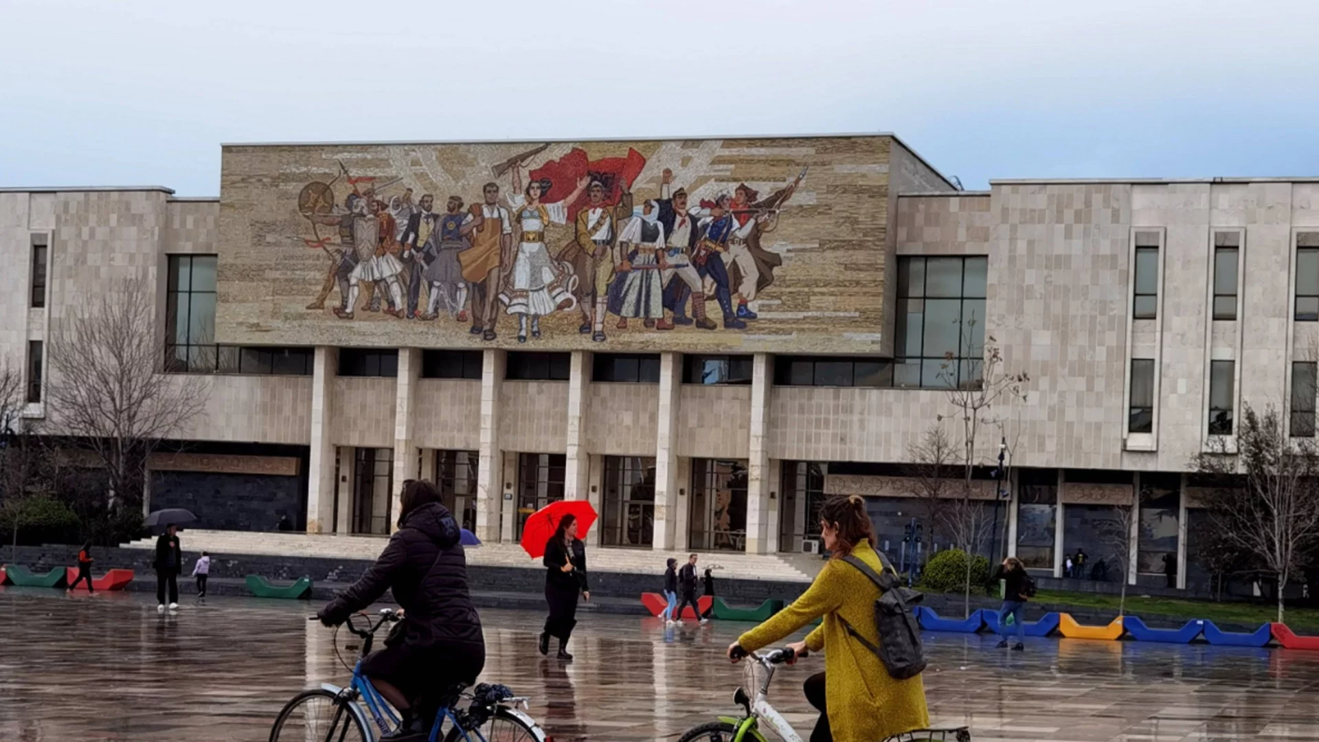 Депутатка с бебе на ръце шокира парламента на Албания (ВИДЕО)