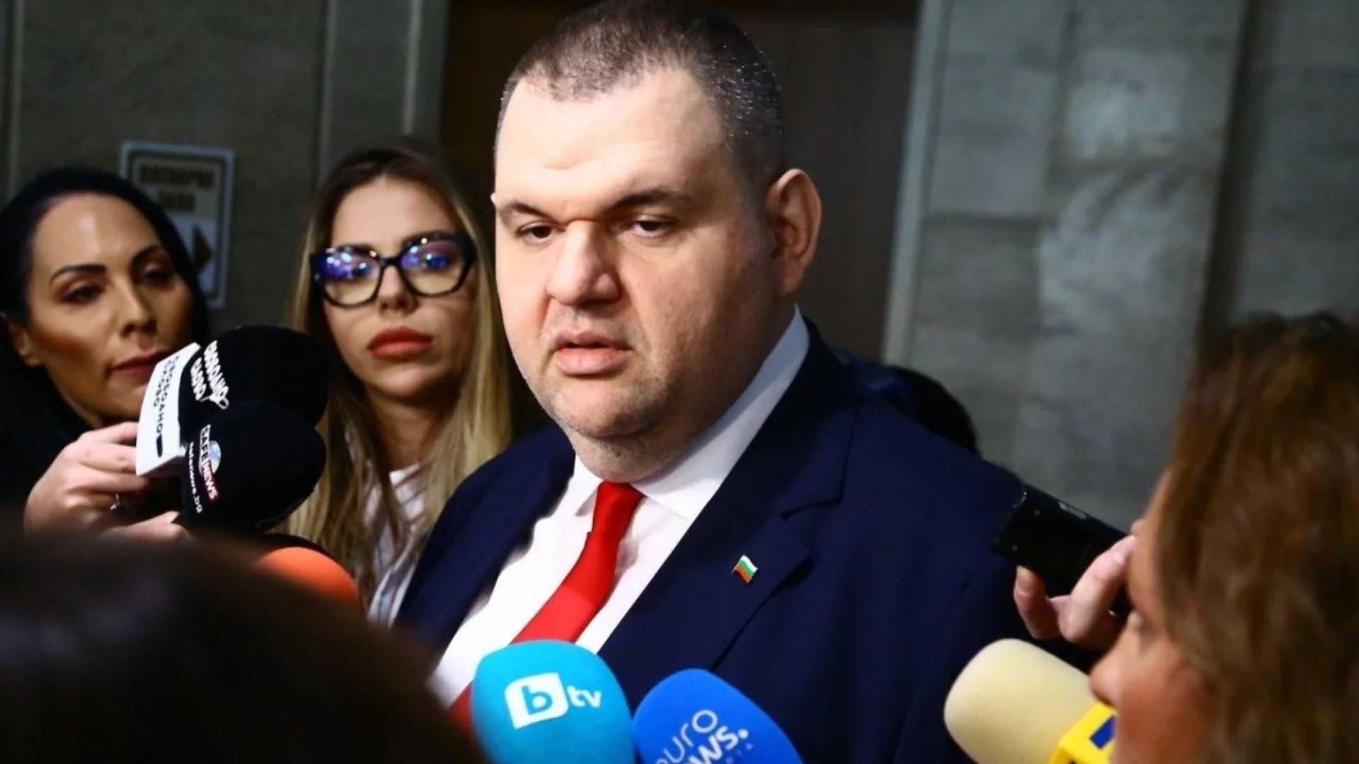 "Румене, излез": Пеевски твърди, че Радев пише устав и събира хора в президентството за партията си
