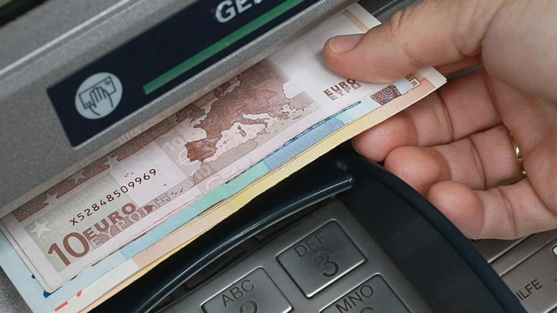 Курсът на еврото към долара пресече психологическа граница