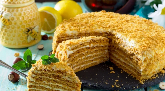 Как се приготвя медена торта с готови блатове