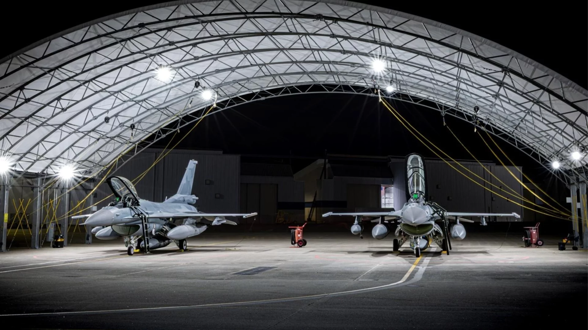 Още два изтребителя F-16 пристигнаха в авиобаза "Граф Игнатиево" (ВИДЕО и СНИМКИ)