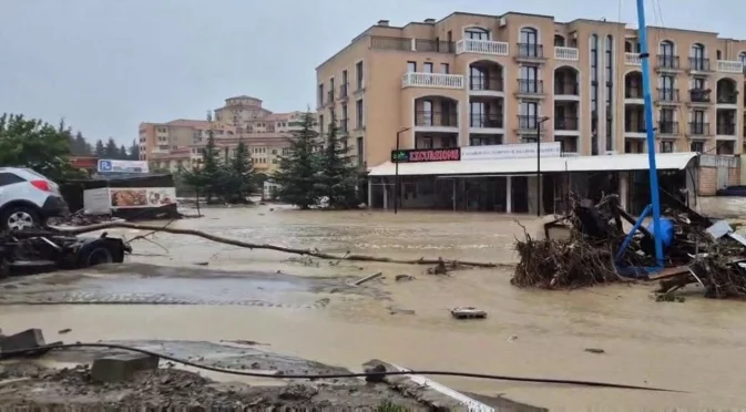 Потоп в Елените: Лодки на армията се включват след слизането на вода от деретата (ВИДЕА)