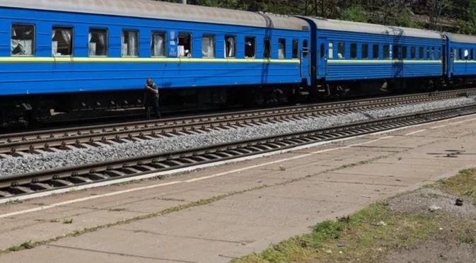 Терорът на Русия продължава: Удар по пътнически влак в Суми, десетки са ранени (ВИДЕО, СНИМКА)