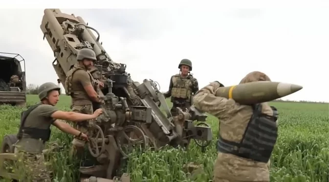Военна помощ: Гърция дава на Украйна гаубици, стотици хиляди снаряди и хиляди ракети