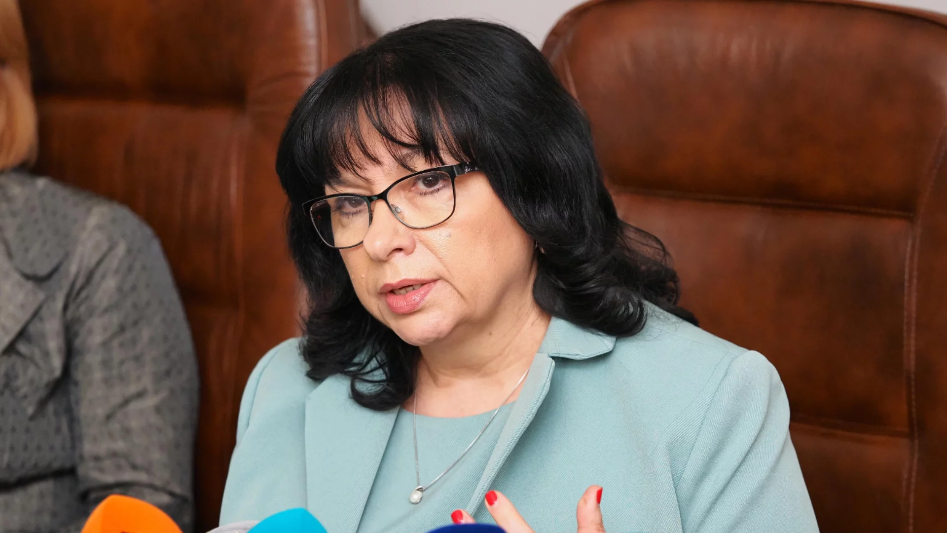 Половин година Теменужка Петкова не отговаря на въпрос за Пеевски и "Магнитски"