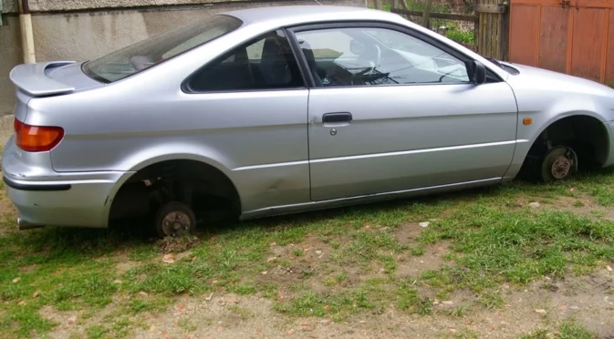 Хвърчаха искри от пътя: Вижте как жена кара километри по джанти (ВИДЕО)