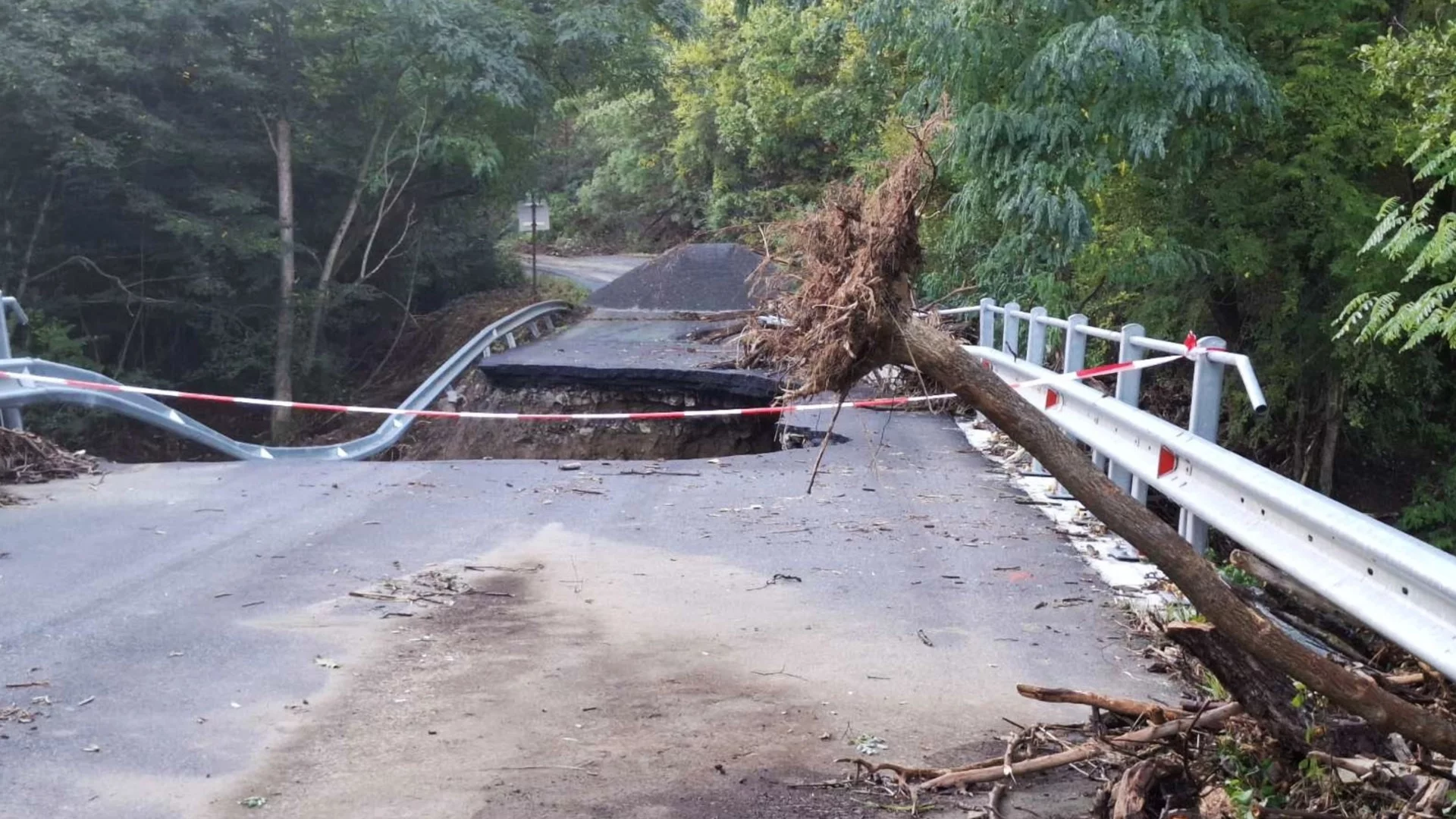 Два пъти за две години: Пороят пак разби мост в Царево