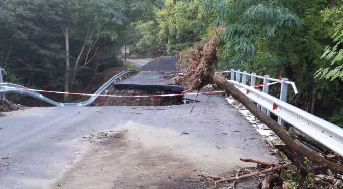 Два пъти за две години: Пороят пак разби мост в Царево