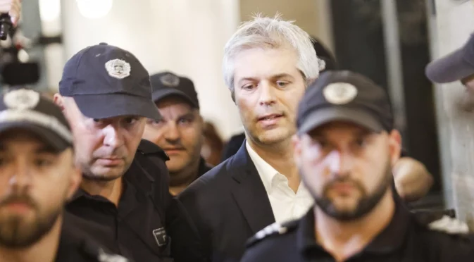 ЕК: България може да загуби пари по ПВУ, но не заради случая с Благомир Коцев