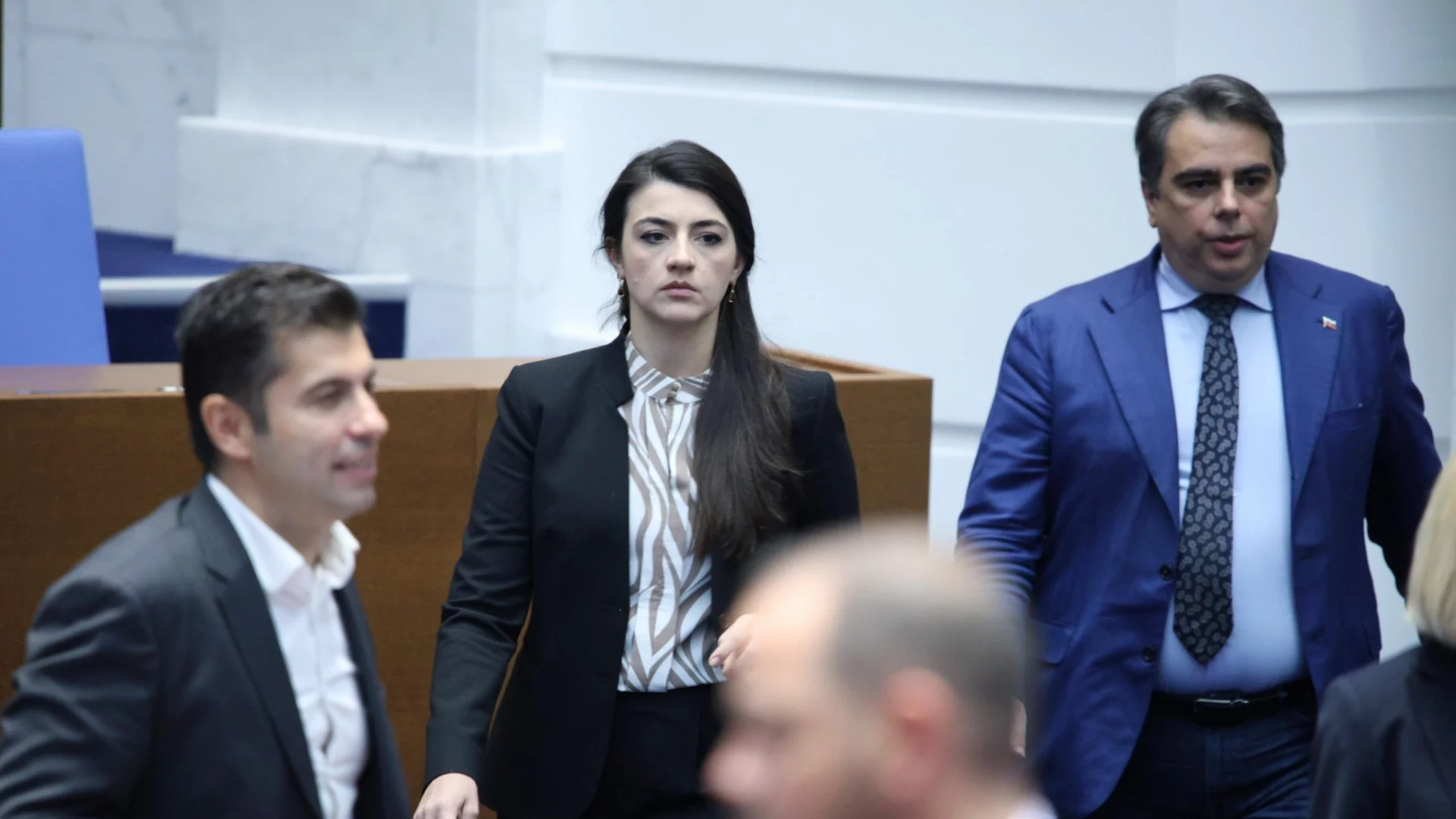 Докато младежите на Пеевски протестират: Асен Василев, Петков и Бориславова дават показания в КПК