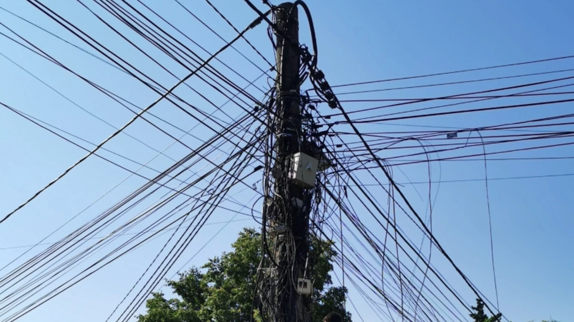 ЕРМ Запад продължава да отстранява неизползвани комуникационни кабели по стълбовете в Западна България