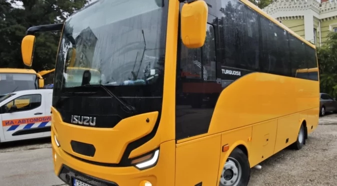 Община Плевен получи нов автобус от Министерството на образованието