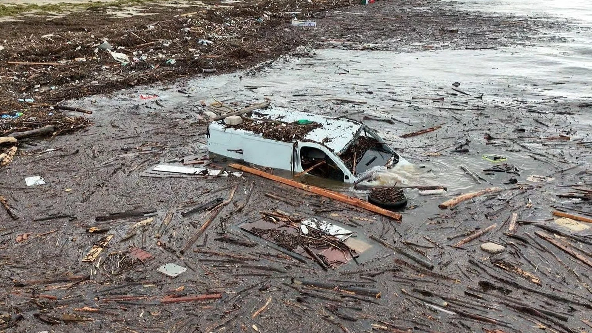 "Имоти на "Елените" се водят речно корито, но урбанизирани": Разкрития и критики от бивш министър