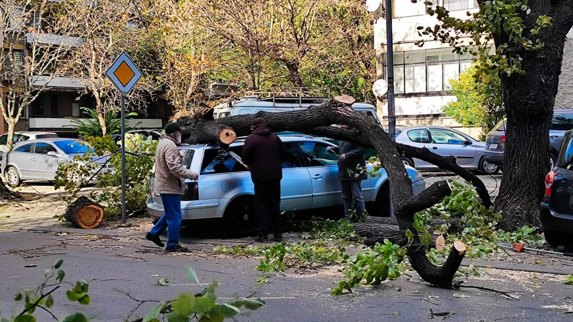 Наводнени улици, закъсали коли и паднали дървета в Русе