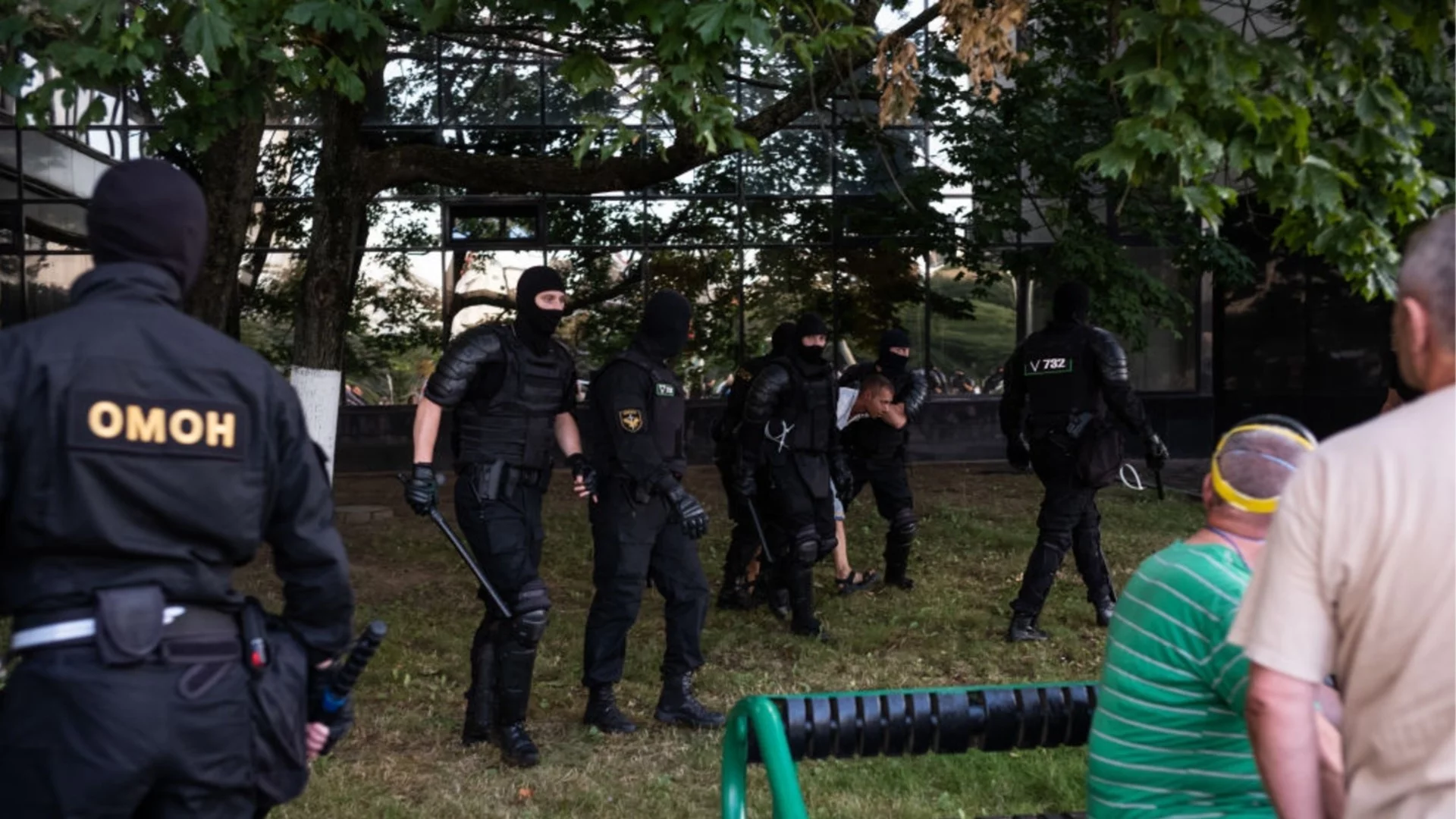 "Не искам проблеми": В Беларус принудиха студент от Конго да се извини, след като се възмути от цената на газираното (ВИДЕО)