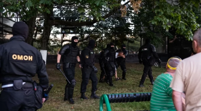 "Не искам проблеми": В Беларус принудиха студент от Конго да се извини, след като се възмути от цената на газираното (ВИДЕО)