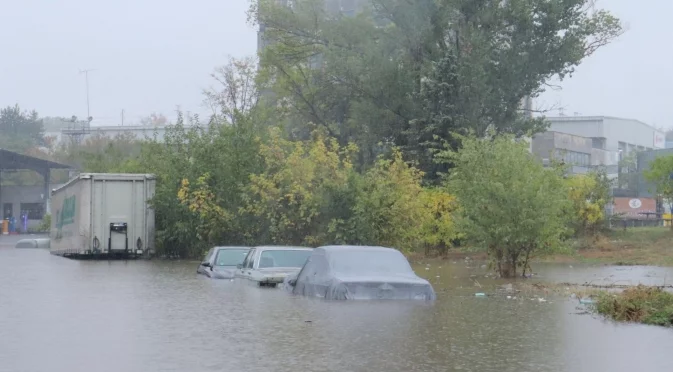 Наводнени улици, закъсали коли и паднали дървета в Русе