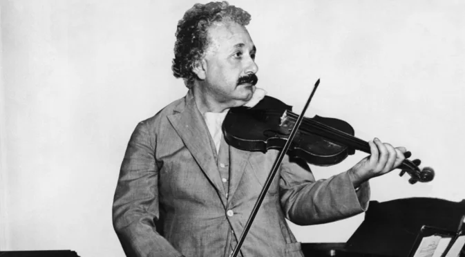 Продадоха първата цигулка на Алберт Айнщайн за рекордна сума