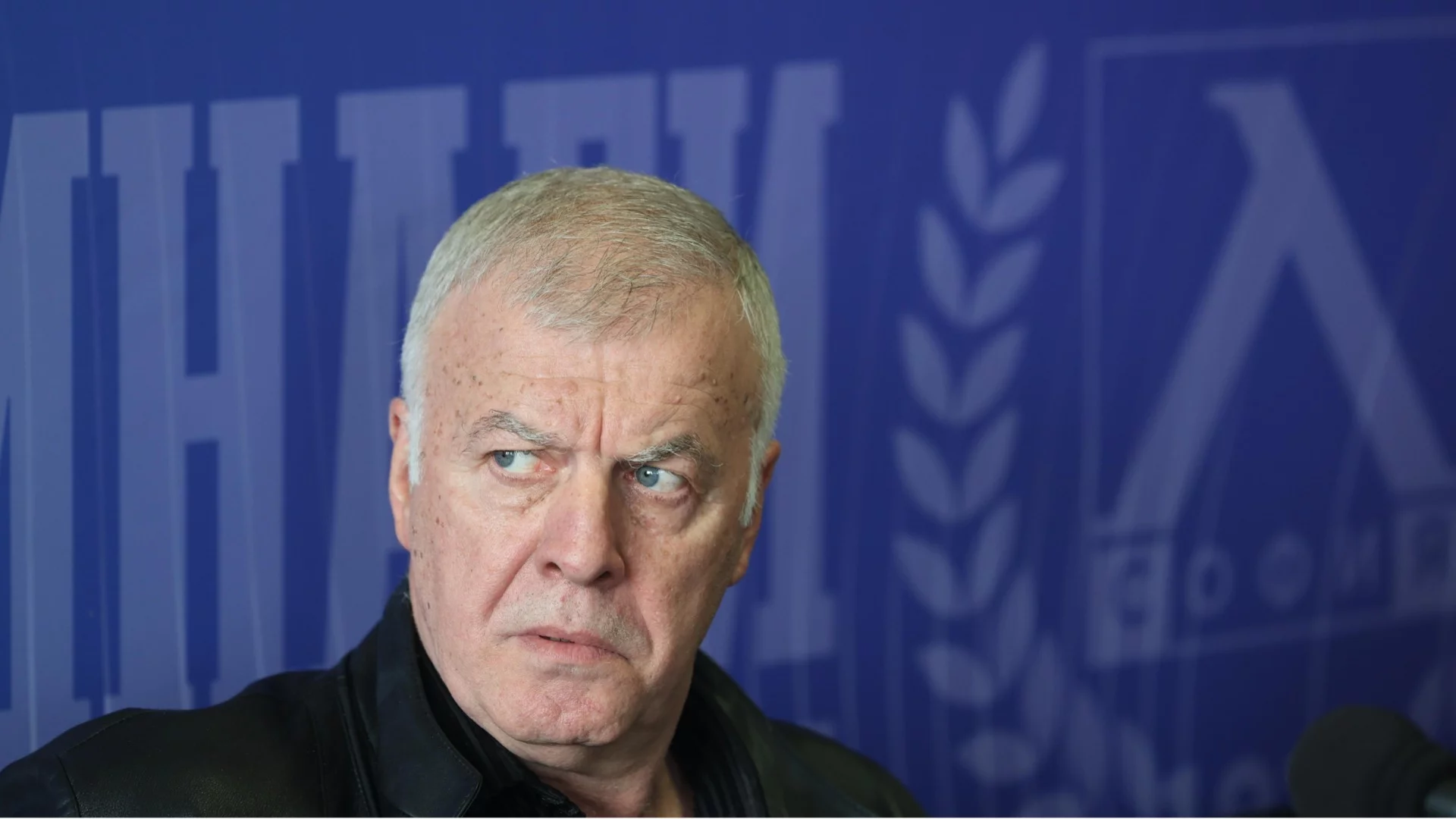 По европейския пример: Шеф на Левски дари пари за спасението на клуб от Първа лига