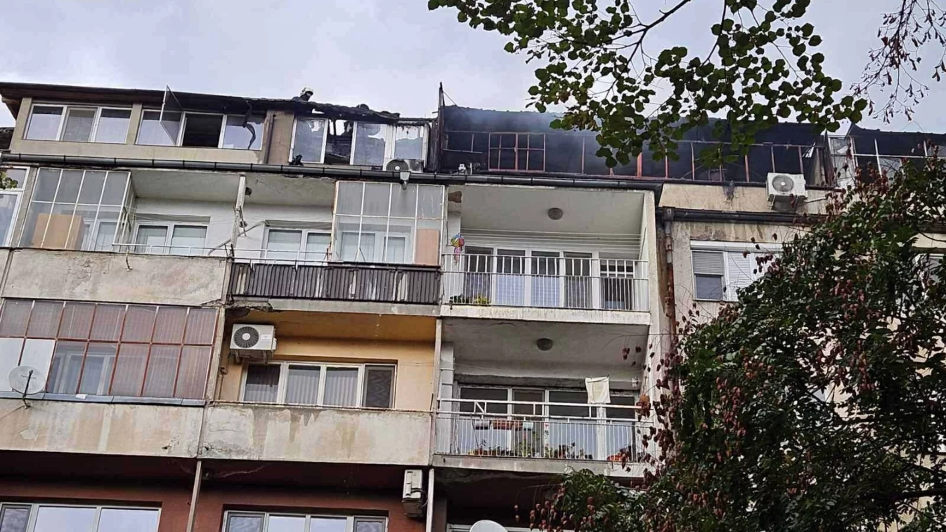 Голям пожар в жилищен блок в Пловдив, от общината са в готовност да подкрепят пострадалите (СНИМКИ)