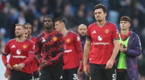 Никой фен на Манчестър Юнайтед не го иска, но шефовете му предлагат нов договор