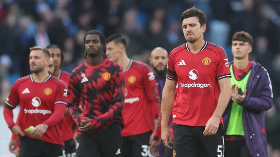 Никой фен на Манчестър Юнайтед не го иска, но шефовете му предлагат нов договор