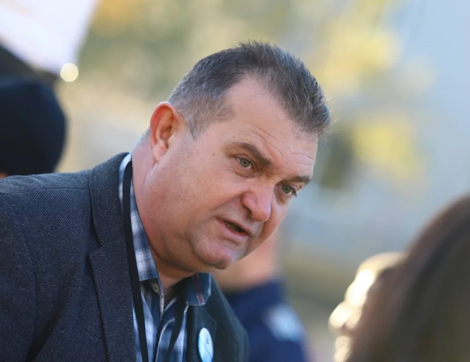 Въпреки намесата на МВР: Торби с боклук пред централата на Пеевски и ДПС Ново начало в София (ВИДЕО)