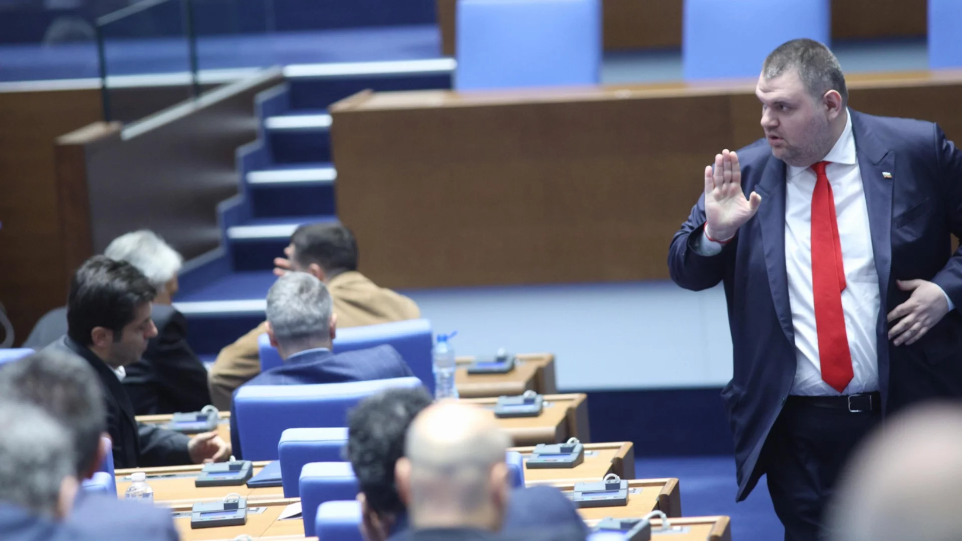 Мнозинството довърши "разчистването" на службите - президентът вече няма думата