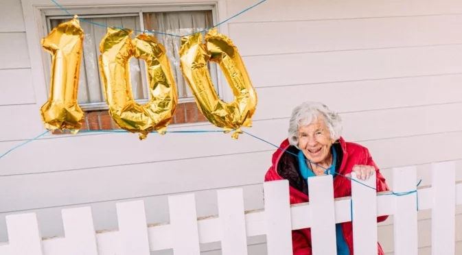 Няма намерение да се пенсионира: 105-годишна бизнесдама отпразнува рождения си ден с работа в офиса (ВИДЕО)