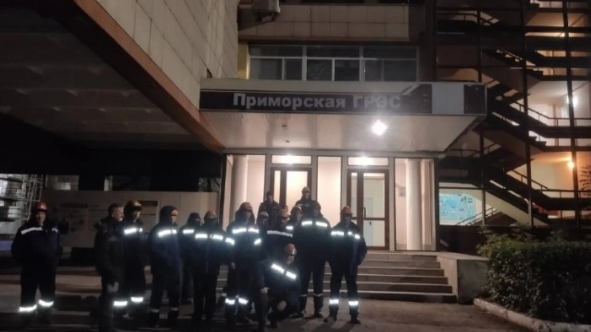 Няма заплати: Работници в най-голямата ТЕЦ в Сибир заплашиха да скачат от покрива (ВИДЕО)