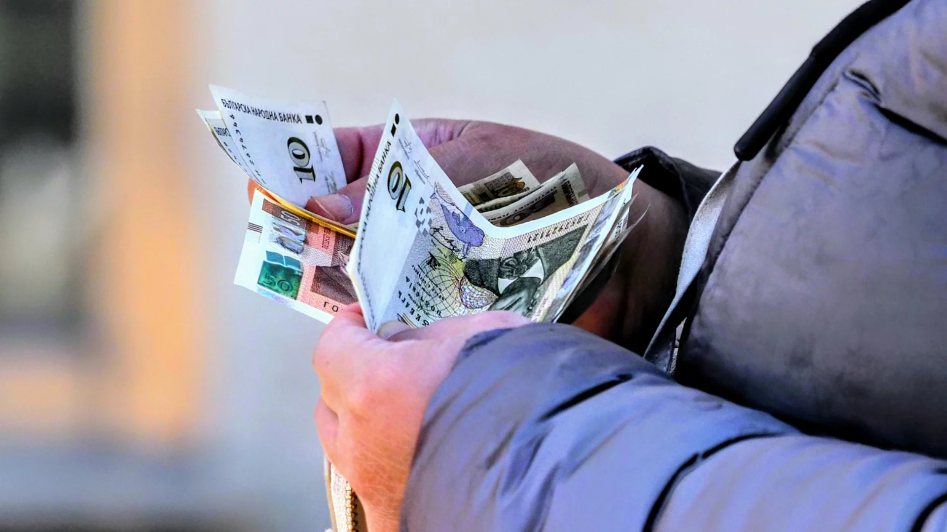 Пенсии и отпуски: Колко още печелят работещите пенсионери и идеи за промени в платените почивки